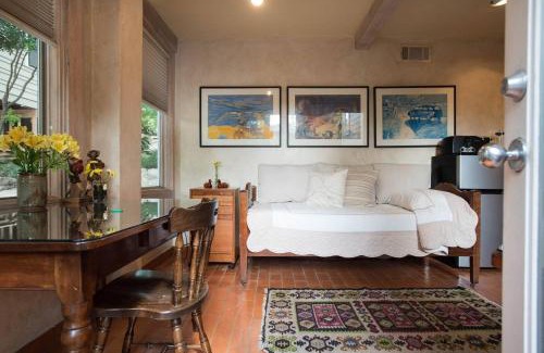 Clarksville Apartment | Tiny Tasteful 1 - Downtown