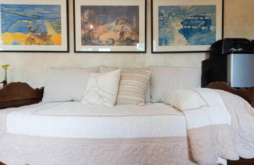 Clarksville Apartment | Tiny Tasteful 1 - Downtown