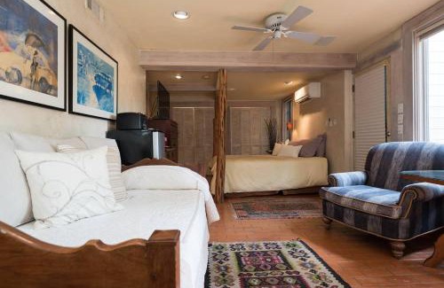 Clarksville Apartment | Tiny Tasteful 1 - Downtown