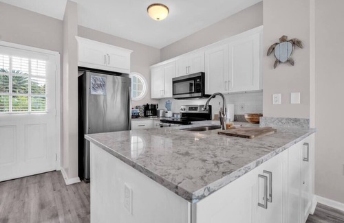 Marathon House | Tiny Villa, Big Ocean Views| Breathtaking Sunsets