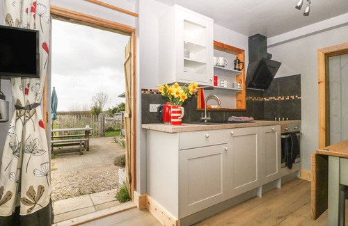 Blandford Forum Cottage | TINY WILLOW, pet friendly, with a garden in Child Okeford