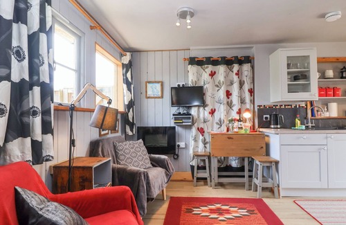 Blandford Forum Cottage | TINY WILLOW, pet friendly, with a garden in Child Okeford