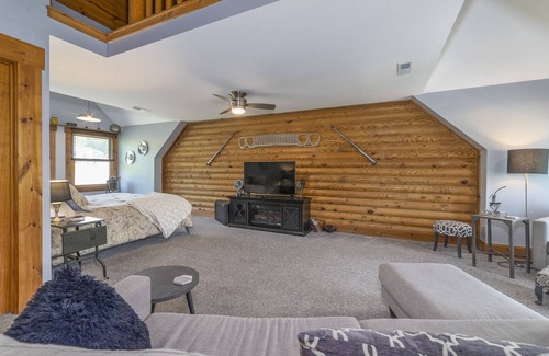 Roanoke Bed & Breakfast | Tip Top King Room - Mountain VIew