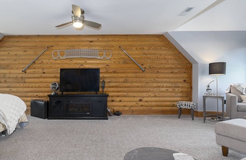 Roanoke Bed & Breakfast | Tip Top King Room - Mountain VIew