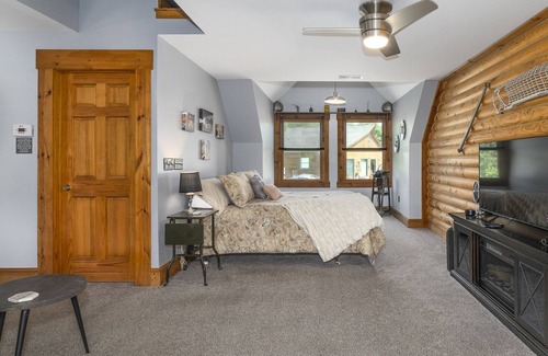 Roanoke Bed & Breakfast | Tip Top King Room - Mountain VIew