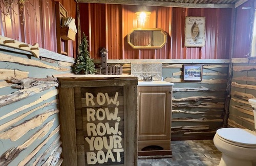 Voca Cabin | Tippy Canoe | Fun & Unique Cabin Close to Castell