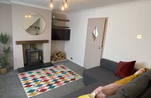 New Forest District Cottage | Tipsy Cottage, 2 bedroom with fire-pit and BBQ