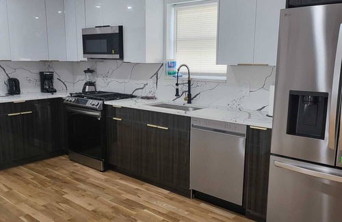 Weequahic Apartment | TKC VILLA has a spacious 3-bedroom apartment on 3 fls with WiFi, AC in Newark