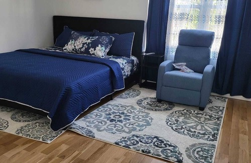 Weequahic Apartment | TKC VILLA has a spacious 3-bedroom apartment on 3 fls with WiFi, AC in Newark