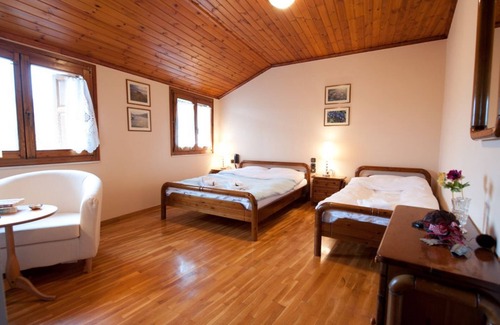 Eptalofos Hotel | To Balcony tis Agorianis