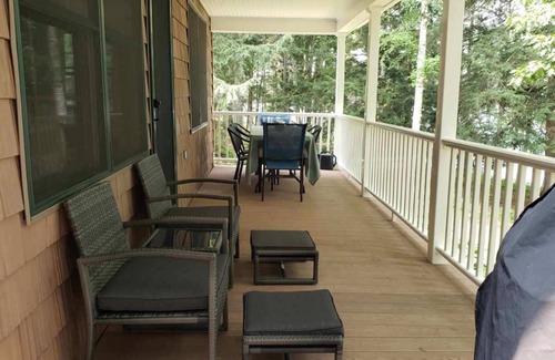 Nobleboro House | Tobinest - A loved family cottage with beautiful views of Damariscotta Lake