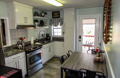 Toccoa Cottage | Toccoa Cottage—Hot Tub—10min to Toccoa Falls—30 miles to Helen