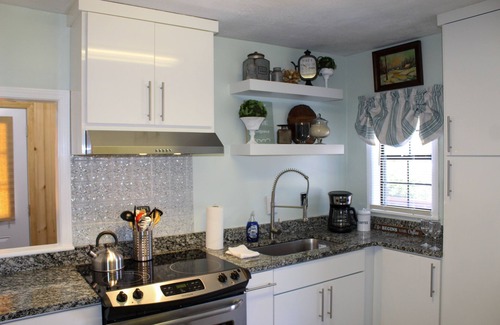 Toccoa Cottage | Toccoa Cottage—Hot Tub—10min to Toccoa Falls—30 miles to Helen