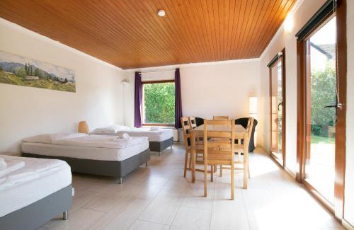 Buderich Apartment | Tolstov House - 6 Room Villa with Garden - 15 Min Messe DUS & Airport DUS