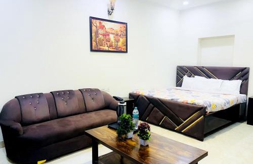 Jangpura Bed & Breakfast | Tom & Jerry In Jangpura