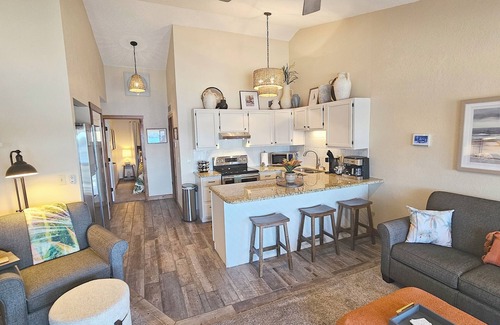 Osage Beach Condo | Tommy’s Place - Waterfront Escape with King Bed & Tropical Vibes