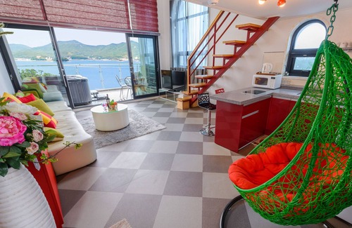 Pinari-gol Condo | Tongyeong Honey Spa Pension