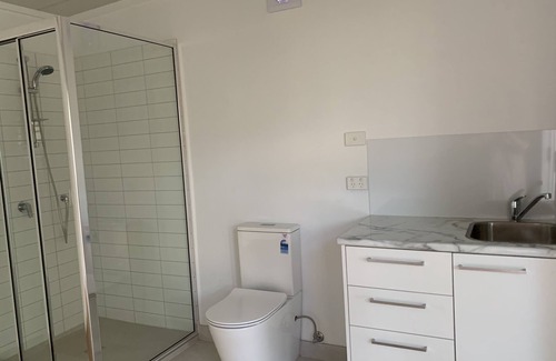 Toorak Cabin | Toorak pristine central area pool, minutes to transport, shops, services.