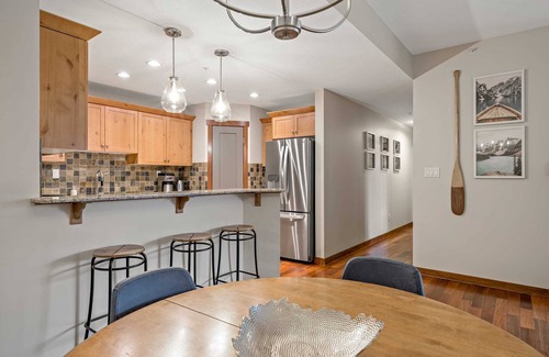 Town Centre Condo | Top Floor, Amazing Views, Recently Renovated