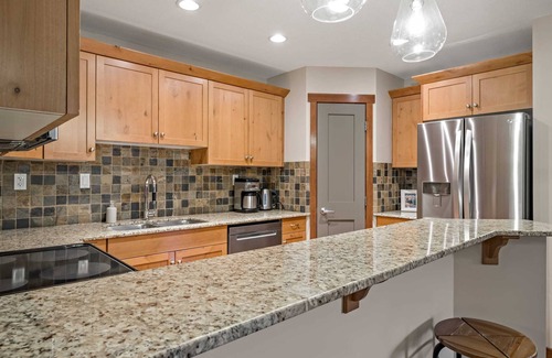 Town Centre Condo | Top Floor, Amazing Views, Recently Renovated