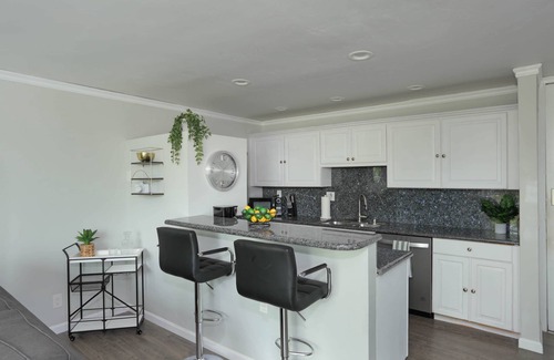 Point Loma Heights Condo | Top Floor | Balcony | W/D | Sea World | Amenities