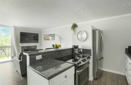 Point Loma Heights Condo | Top Floor | Balcony | W/D | Sea World | Amenities