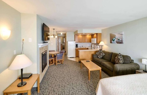 Logsden Condo | Top-Floor Deluxe Suite With Ocean View - Sleeps Six!