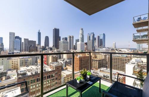 Downtown Los Angeles Apartment | Top Floor High Rise 3 Bed DTLA Skyscraper Penthouse