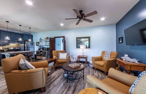 Lake Oconee House | Top-floor Lake Oconee condo with fairway-view balcony, full kitchen