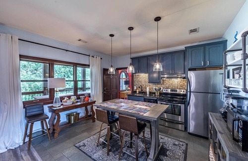 Lake Oconee House | Top-floor Lake Oconee condo with fairway-view balcony, full kitchen