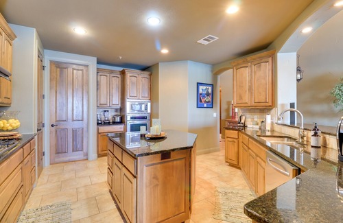 Lakeway Condo | Top-Floor Lake-View Condo w/Boat Dock Access