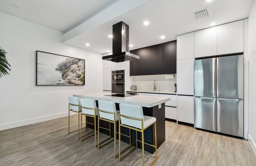 Crescent Lake Apartment | Top Floor Luxury - Views - 5 min to Downtown