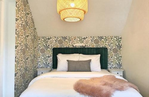 Canmore Apartment | Top Floor Mountain View Escape