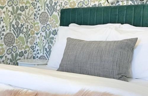 Canmore Apartment | Top Floor Mountain View Escape