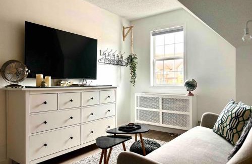 Canmore Apartment | Top Floor Mountain View Escape