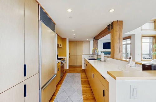 Belltown Condo | Top-Floor Penthouse Loft w/Bay & Space Needle Views in Heart of Seattle