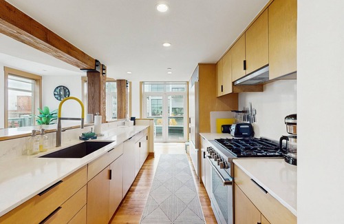 Belltown Condo | Top-Floor Penthouse Loft w/Bay & Space Needle Views in Heart of Seattle