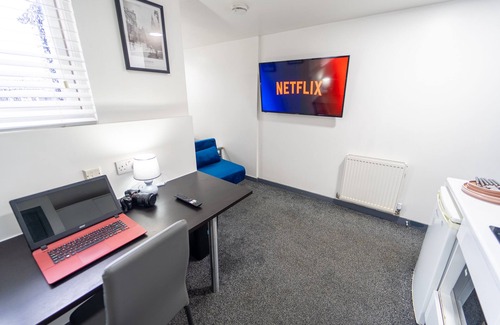 Selly Oak Apartment | Top floor studio close to the City!
