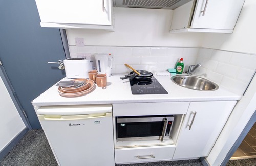 Selly Oak Apartment | Top floor studio close to the City!