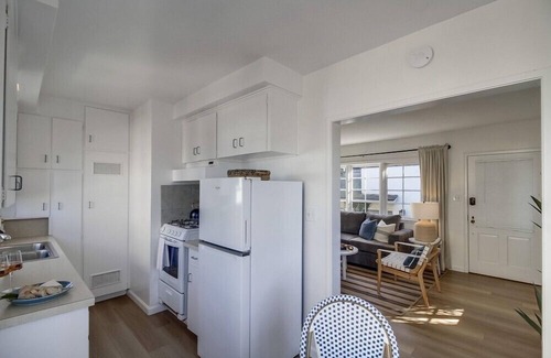 Beach Barber Tract Condo | Top Level Corner Unit ★ Steps to Windansea Beach ★ Dog Ok