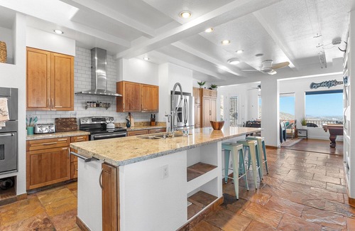 Yucca Valley House | TOP OF MOUNTAIN 5br Game Rm Tesla Chrg FirePit Wood 10personHot Top