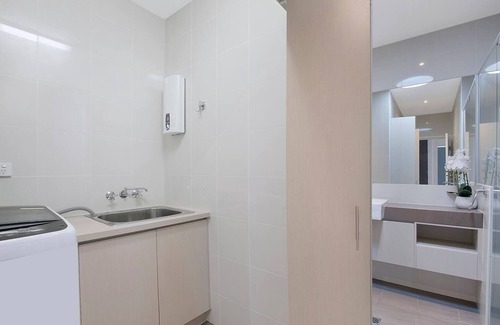 Taringa Apartment | Top of Taringa Penthouse with Sweeping Views