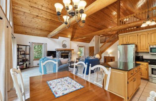 Fish Creek House | Top of the Hill Cabin by Simple Life Rental