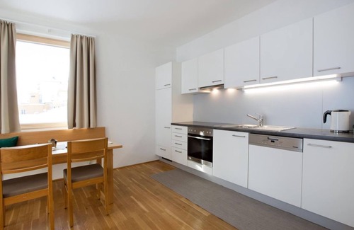 Damuels Apartment | Top R - Apartments Berg 170