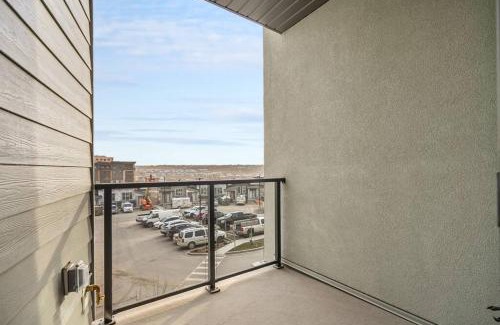 Springbank Hill Apartment | Top Rated Luxury Stay with Free Banff Access, BBQ, Netflix, Patio Dining, Sleeps 4