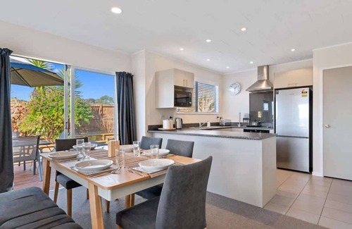 Springfield House | Top Spot Rotorua | Spa Pool & EV Charger