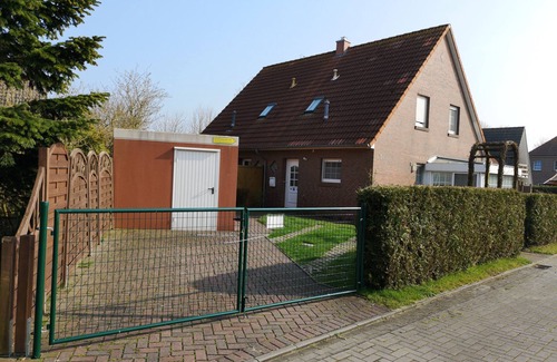 Westerbur House | Top vacation home, 6 p., 3 bedrooms, WLAN, fireplace, bath, winter garden, terrace, dog