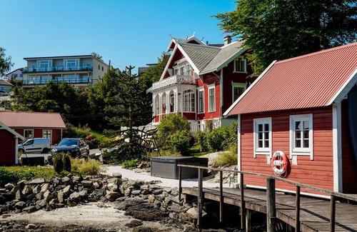 Godvik Villa | Topfloor apartment in historic villa - seaview