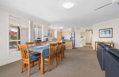 Bonny Hills House | Topviews - 3 bedroom holiday home with sea views