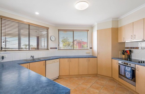 Bonny Hills House | Topviews - 3 bedroom holiday home with sea views